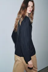 Camisa fluida de viscosa con cuello solapa de muescas, manga larga con puños y bolsillo de plastrón en el pecho. Cierre frontal con botones.