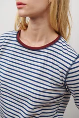 Remera de manga larga con diseño de rayas horizontales en azul y blanco, destacada por un cuello redondo en color bordó con costuras a la vista.