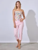 Pantalón capri color beige, de gabardina elastizada, con pretina ancha elastizada y bolsillos simulados.