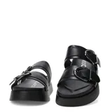 Sandalias de plataforma color negro, de estilo slide, con dos tiras anchas en el empeine decoradas con grandes hebillas metálicas plateadas.
