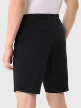 Bermudas de corte slim fit confeccionadas en gabardina de algodón elastizado, con diseño clásico de cinco bolsillos y cierre frontal con botón y cremallera.
