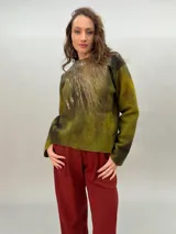 Sweater oversize de lana merino afiltrado, teñido y estampado.