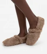 Pantufla cerrada de poliéster con revestimiento felpudo, color beige, formato tipo zapatilla con punta cerrada y estructura suave.