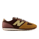 Championes New Balance modelo 471, combinación de tonos marrones y tostados, con el logo 'N' en el lateral en color beige. Confeccionados con una mezcla de materiales que incluye ante en la puntera, detalles en piel y suela de goma estriada.