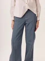 Pantalon de corte recto y tiro medio, color marron, con costuras a contratono, bolsillos traseros con pespuntes y detalle de pasacintos.