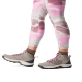 Bota de senderismo Columbia modelo Transverse Hike, color gris topo con detalles en rosa. Presenta una construcción impermeable con parte superior de cuero y malla, entresuela amortiguada y suela de goma con tracción avanzada.