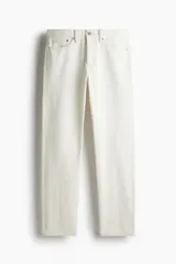 Pantalón de jean color crudo, de corte recto y tiro medio, con cinco bolsillos y cierre con botón.
