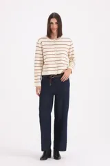 Pantalon de jean azul oscuro, de corte ancho y tiro alto, con botamanga ancha y cinto de tela incluido.