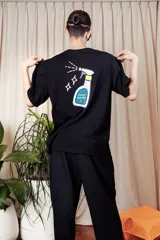 Remera negra de manga corta con estampa en el pecho con la palabra "Tranca" en letras rojas y blancas.