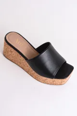 Sandalia dorada con plataforma de corcho, taco de 6.5 cm y plantilla cuadrada.