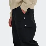 Pantalón cargo de corte holgado en color negro, con cintura elástica y cordón ajustable. Presenta bolsillos laterales tipo cargo con solapa y puños elásticos en los tobillos.