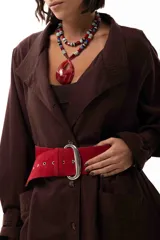 Collar corto compuesto por cuentas de amazonita, ágata tibetana y acrílico en tonos rojos, negros, blancos y celestes. Cuenta con cadena de acero quirúrgico para ajuste de largo.