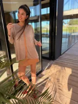 Sweater de tejido fino de viscoza color verde agua, con una tira vertical de cuero ovino en el centro.