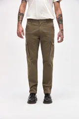 Pantalón cargo de gabardina en color verde militar, con corte standard slim, bolsillos laterales y bolsillos cargo con solapa y botones en las piernas.
