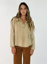 Remera de manga larga con cuello polo y cierre frontal de botones, confeccionada en algodón con acabado tipo lavado.