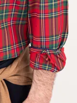 Camisa de hombre de corte regular fit, confeccionada en algodón con estampado de cuadros tartán en tonos rojo, verde y amarillo. Tiene cuello button down, cierre frontal con botones, mangas largas con puños simples y logo bordado en el pecho.
