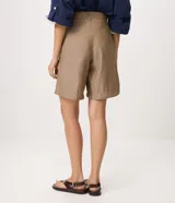 Short midi de sastrería marca Marfinno, color tostado, con cintura sastrera con pasadores, pinzas delanteras, bolsillos laterales y cierre frontal con gancho.