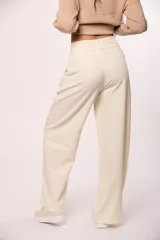 Pantalon sastrero de corte recto y tiro alto, con pretina ancha, cierre frontal con botón y bolsillos laterales.