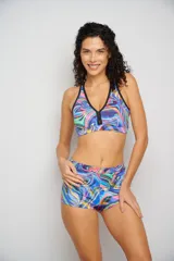 Short de tiro alto con estampado abstracto multicolor y elástico en la cintura.