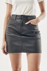 Minifalda negra de denim con acabado encerado, tiro alto, corte ajustado y bolsillos delanteros y traseros.