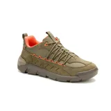 Championes Caterpillar modelo Crail Sport Low, color verde oliva con detalles en naranja vibrante. Confeccionados en una combinación de gamuza y nailon, cuentan con entresuela de EVA liviana y suela de goma resistente para mayor tracción.