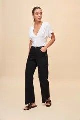Pantalón wide leg de tiro alto color blanco, con diseño de cinco bolsillos y corte amplio.