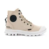Botas de caña alta color beige, marca Palladium, modelo Pampa Hi. Confeccionadas en lona de algodón con suela de goma blanca.