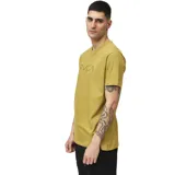 Remera color mostaza con logo RVCA estampado en el pecho.