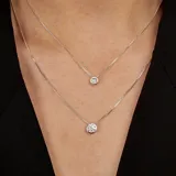 Conjunto de dos collares con dije punto de luz en plata 925 y circonia, con cadena de eslabones finos.