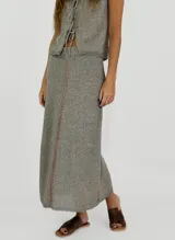 Pollera larga de tejido de lino color gris con costuras verticales rojas.