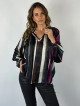 Blusa de mangas largas con cuello en V y estampado a rayas verticales en tonos negro, blanco, marrón, verde y violeta.
