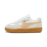 Championes Puma Palermo LaModa, color blanco y durazno, con suela de goma marrón.