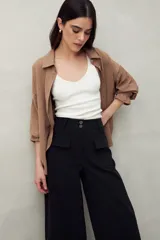 Pantalón wide leg color beige de algodón, con bolsillos delanteros con solapa y cierre con dos botones.