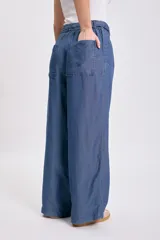 Pantalón casual ancho de Liocel color azul, con pliegues frontales y tiro alto.