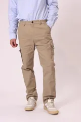 Pantalón cargo negro de corte recto, con bolsillos laterales con solapa y bolsillos traseros.