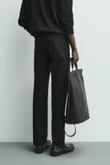 Jeans de corte slim fit en color azul oscuro, con diseño de cinco bolsillos, cierre frontal con cremallera y botón, y tejido ligeramente elástico.