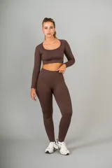 Calza deportiva gris jaspeado de tiro alto y tela gruesa.