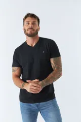 Remera básica de hombre con escote en V y manga corta. Presenta un diseño liso con logo bordado en el pecho.