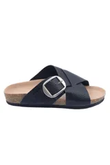 Sandalia de diseño cruzado con hebilla metálica lateral, confeccionada en material sintético con textura y suela de EVA.