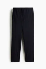 Jogger de vestir slim fit color azul marino, con pliegues adelante y atrás, elástico revestido con cordón ajustable en la cintura y bolsillos al bies.
