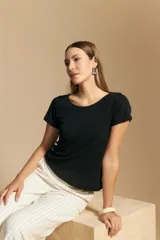 Remera de rib con escote redondo y manga corta, confeccionada en tejido acanalado que se ajusta al cuerpo.