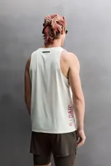 Musculosa deportiva de running en tejido ligero y perforado de color marrón, con cuello redondo y diseño sin mangas.