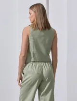 Chaleco de lino a rayas verticales blancas y grises, con escote en V, cierre frontal con botones y bolsillos simulados. Marca Alex & Jordan.