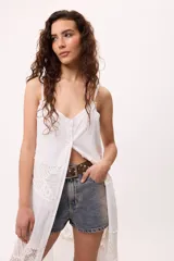 Vestido largo blanco con breteles finos, corte amplio y paneles de encaje.