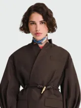 Pañuelo cuadrado de seda Longchamp, modelo Tour Enchantée, con estampado multicolor que incluye tonos azules, marrones y marfil.