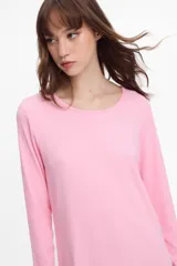 Camisón de manga larga color azul marino, con cuello redondo y confeccionado en tela rib.