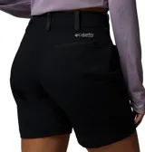 Short negro Columbia de mujer con tecnología Omni-SHIELD™, bolsillos cargo con cremallera y trabillas para cinturón.