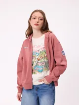 Canguro azul marino con cierre frontal, capucha y bolsillos laterales. Presenta un parche bordado con el número 85 en color celeste y blanco en la manga.