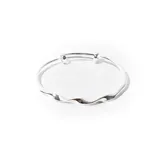 Brazalete plateado fino con diseño ovalado y ajustable.