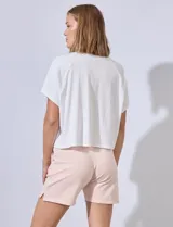 Short de algodón color rosa claro, con pretina ancha elastizada y bolsillos inclinados en la parte delantera.